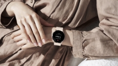 A person wearing a Samsung Galaxy Watch5 displaying a period prediction. A person wearing a Samsung Galaxy Watch5 displaying a period prediction.