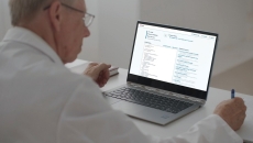 A doctor using the Ubie Medical Navi