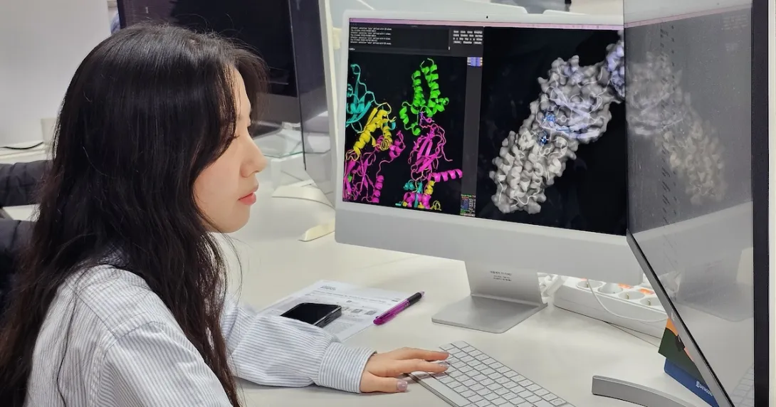 A researcher of Daewoong Pharmaceutical using Daisy to explore compounds of potential new drug candidates A researcher of Daewoong Pharmaceutical using Daisy to explore compounds of potential new drug candidates