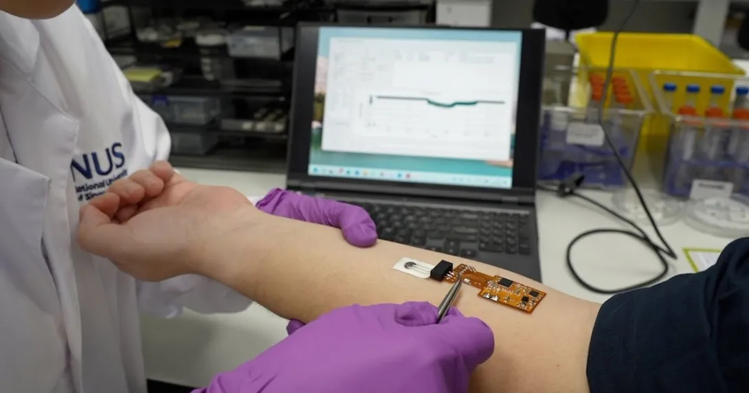 A hydrogel-based sensor detects solid-state biomarkers on the skin A hydrogel-based sensor detects solid-state biomarkers on the skin
